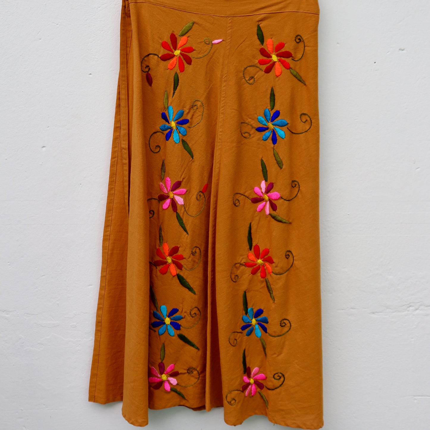 Falda cruzada floral tejida a mano: elegancia maya atemporal