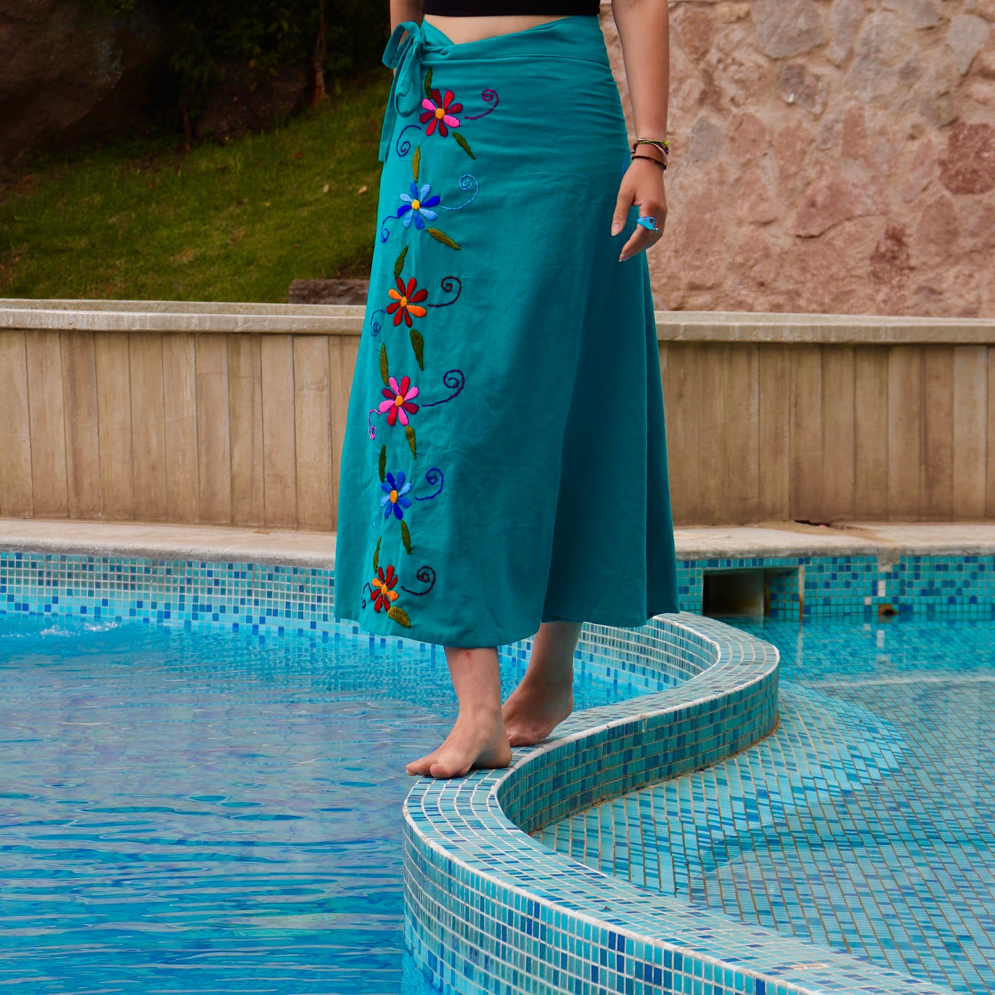 Falda cruzada floral tejida a mano: elegancia maya atemporal