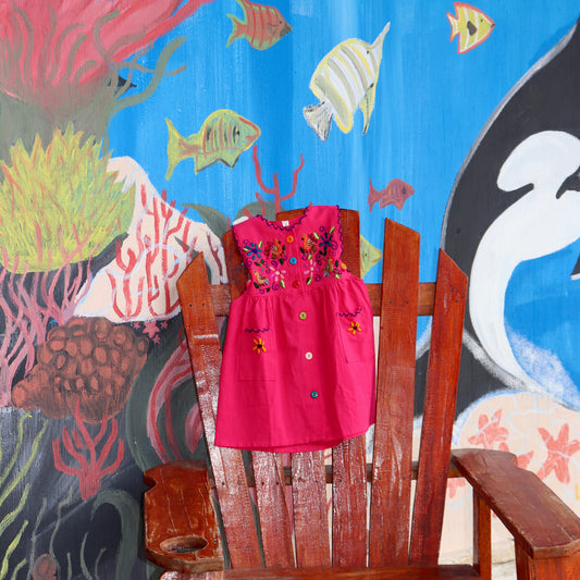 Vestido infantil bordado a mano – Diseño de flores silvestres guatemaltecas
