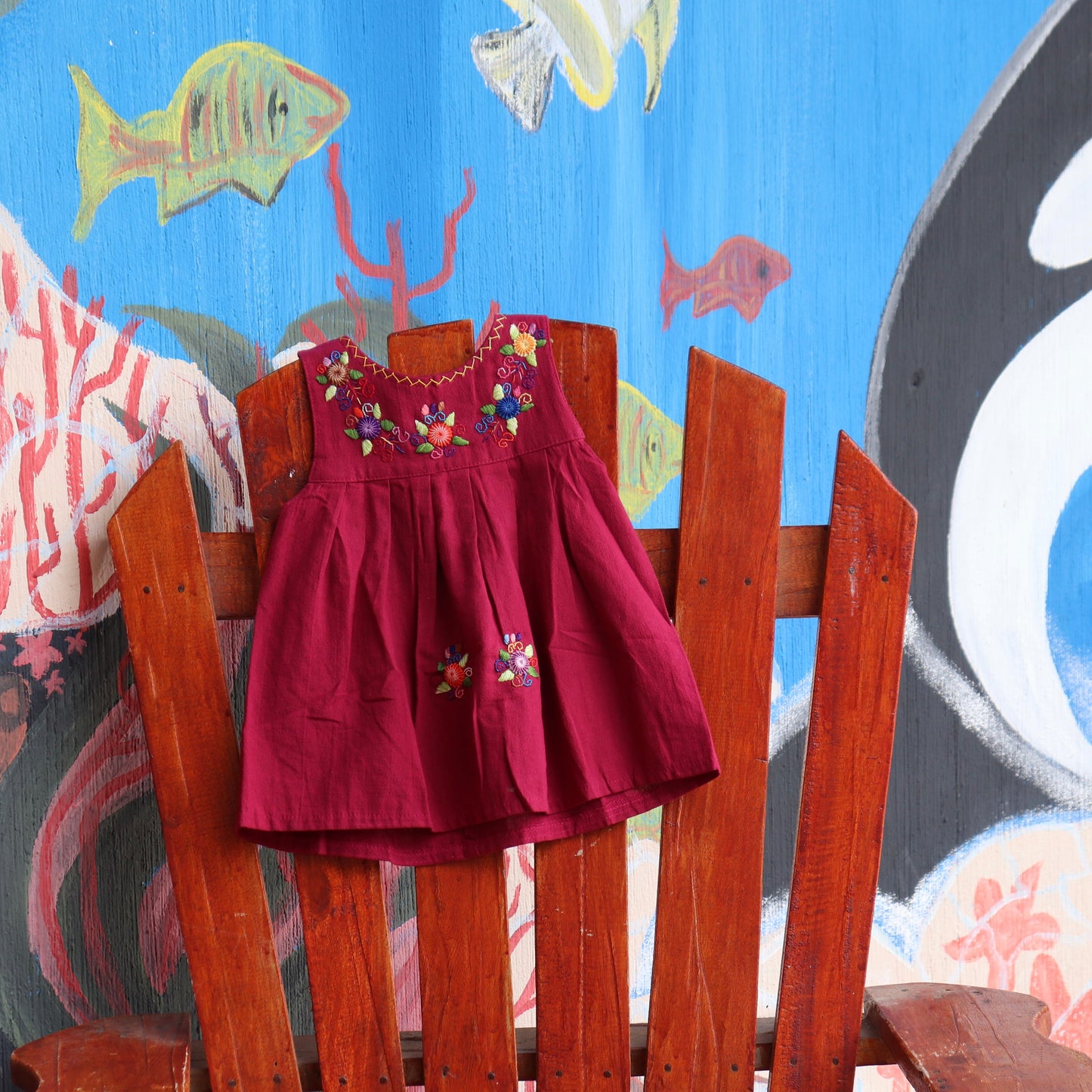 Vestido infantil bordado a mano – Diseño de flores silvestres guatemaltecas