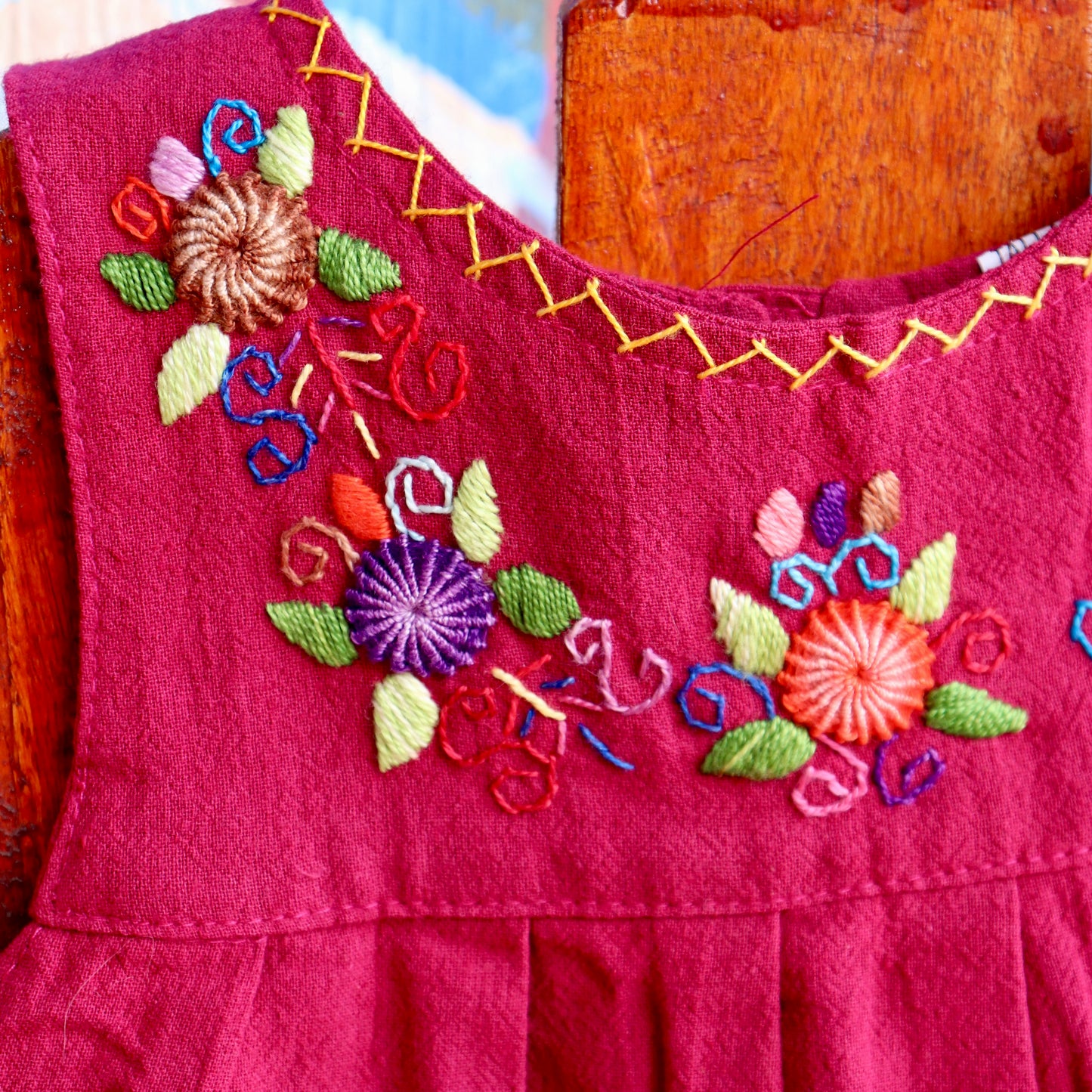 Vestido infantil bordado a mano – Diseño de flores silvestres guatemaltecas