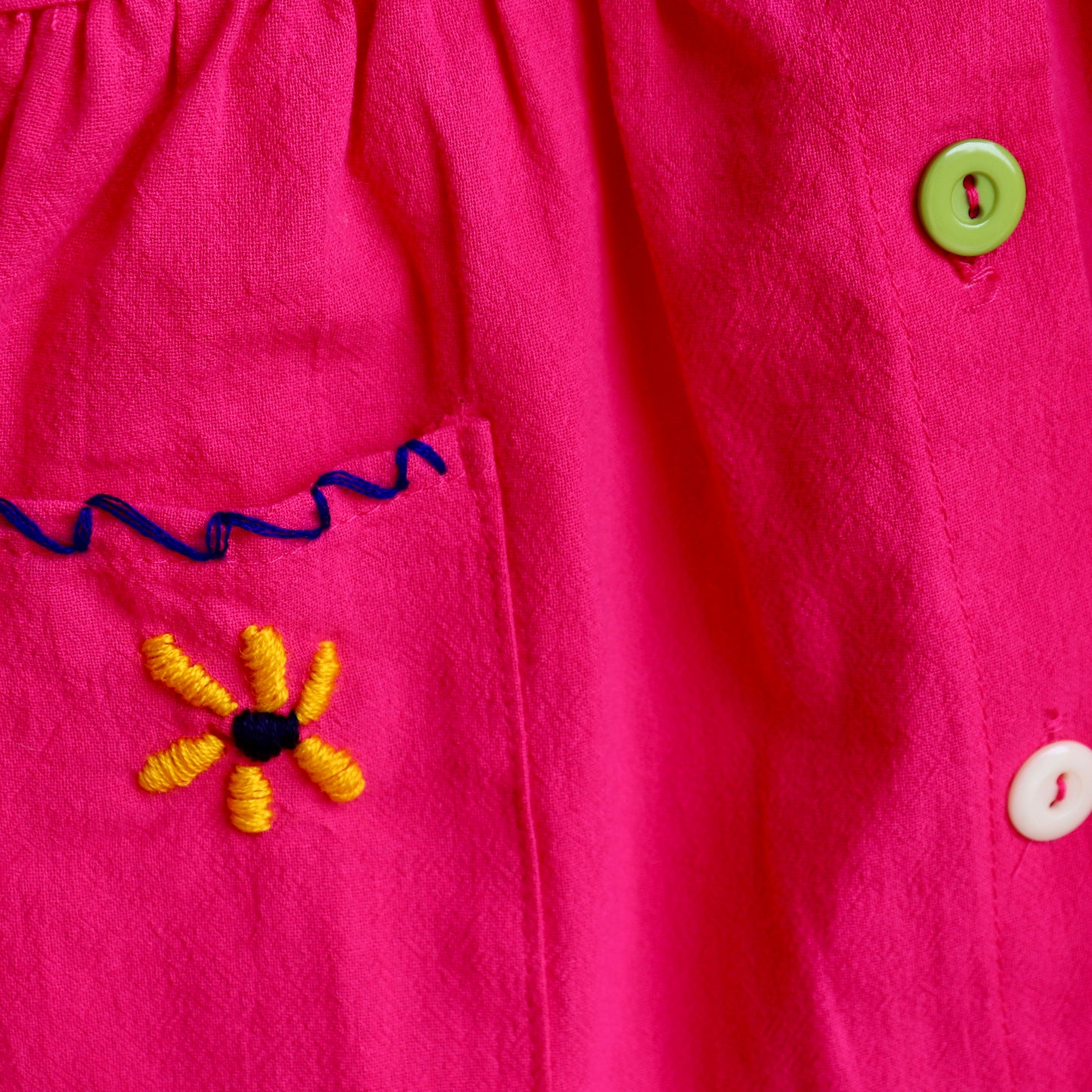Vestido infantil bordado a mano – Diseño de flores silvestres guatemaltecas