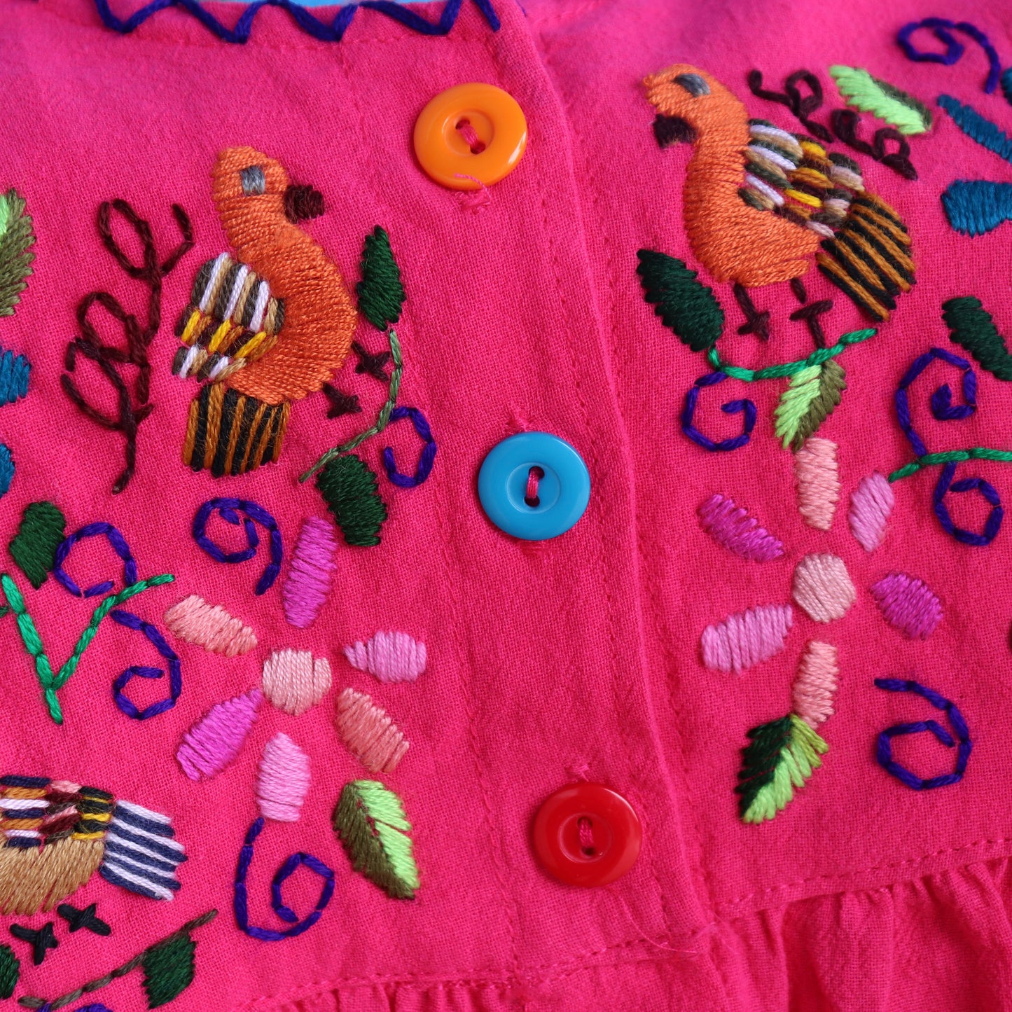 Vestido infantil bordado a mano – Diseño de flores silvestres guatemaltecas