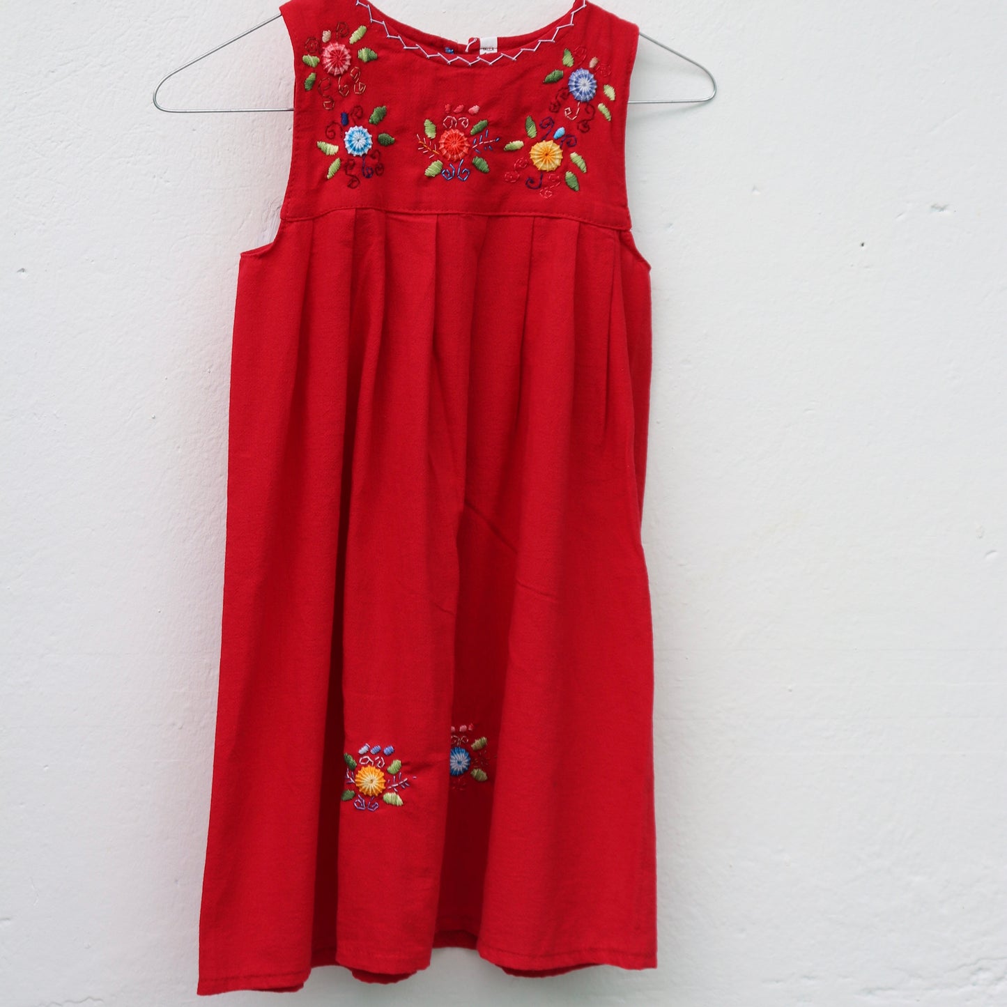 Vestido infantil bordado a mano – Diseño de flores silvestres guatemaltecas