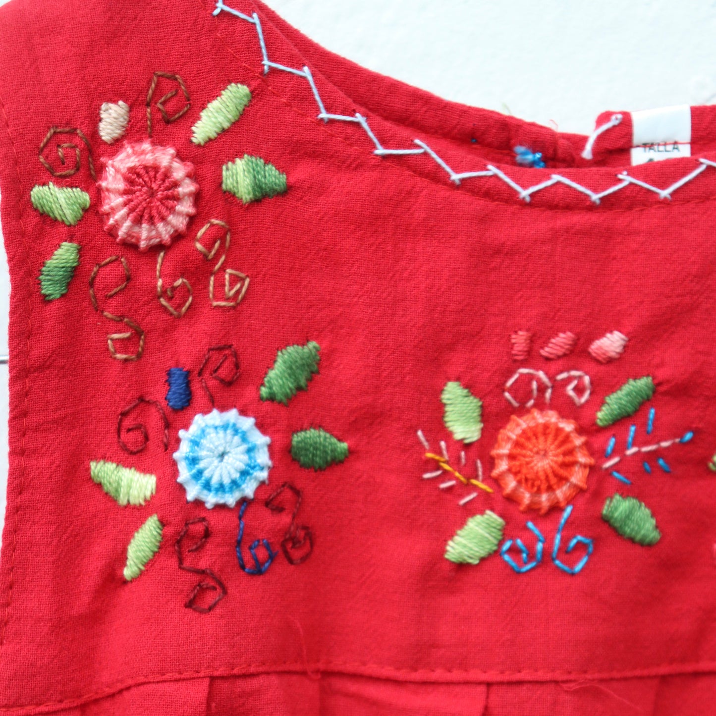 Vestido infantil bordado a mano – Diseño de flores silvestres guatemaltecas