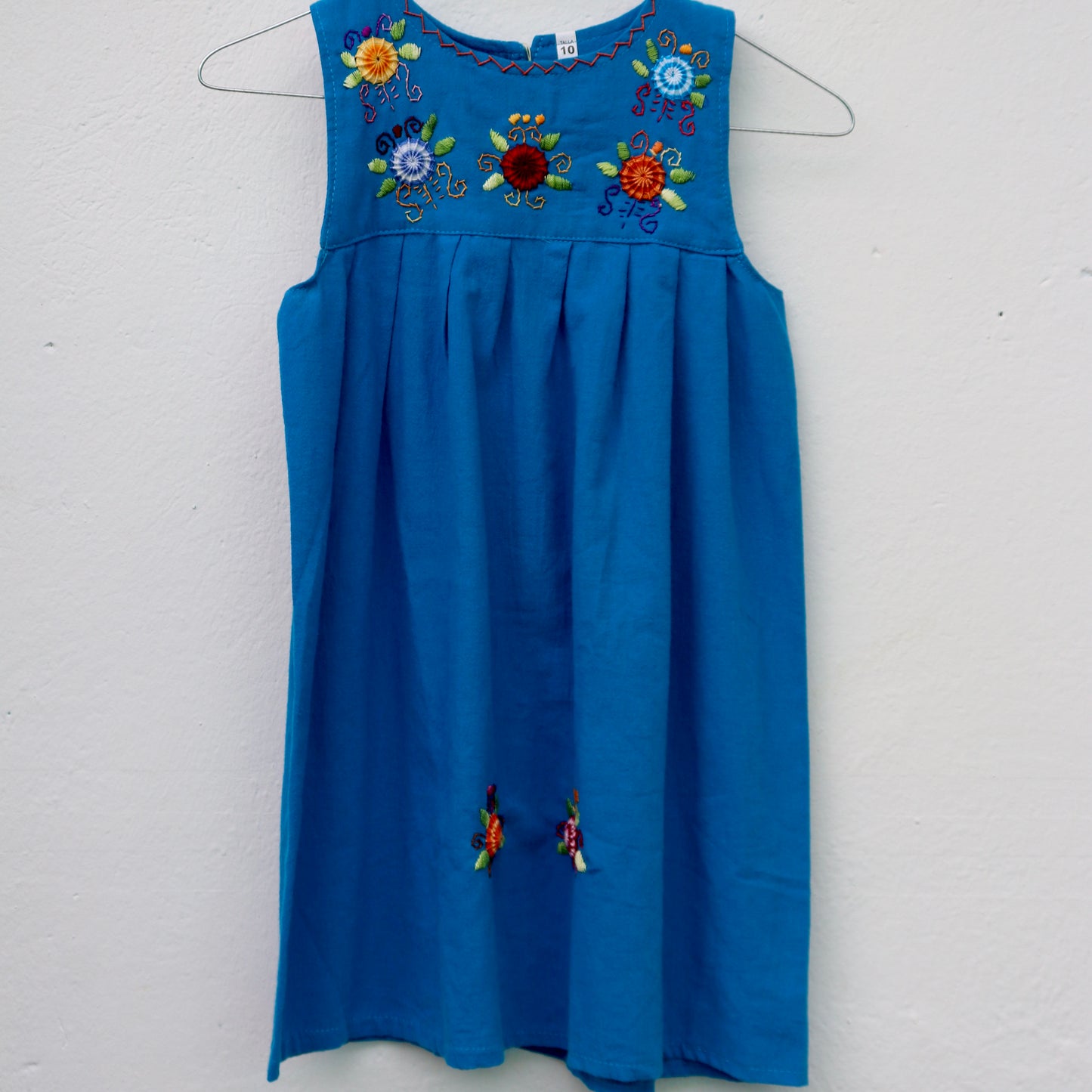 Vestido infantil bordado a mano – Diseño de flores silvestres guatemaltecas