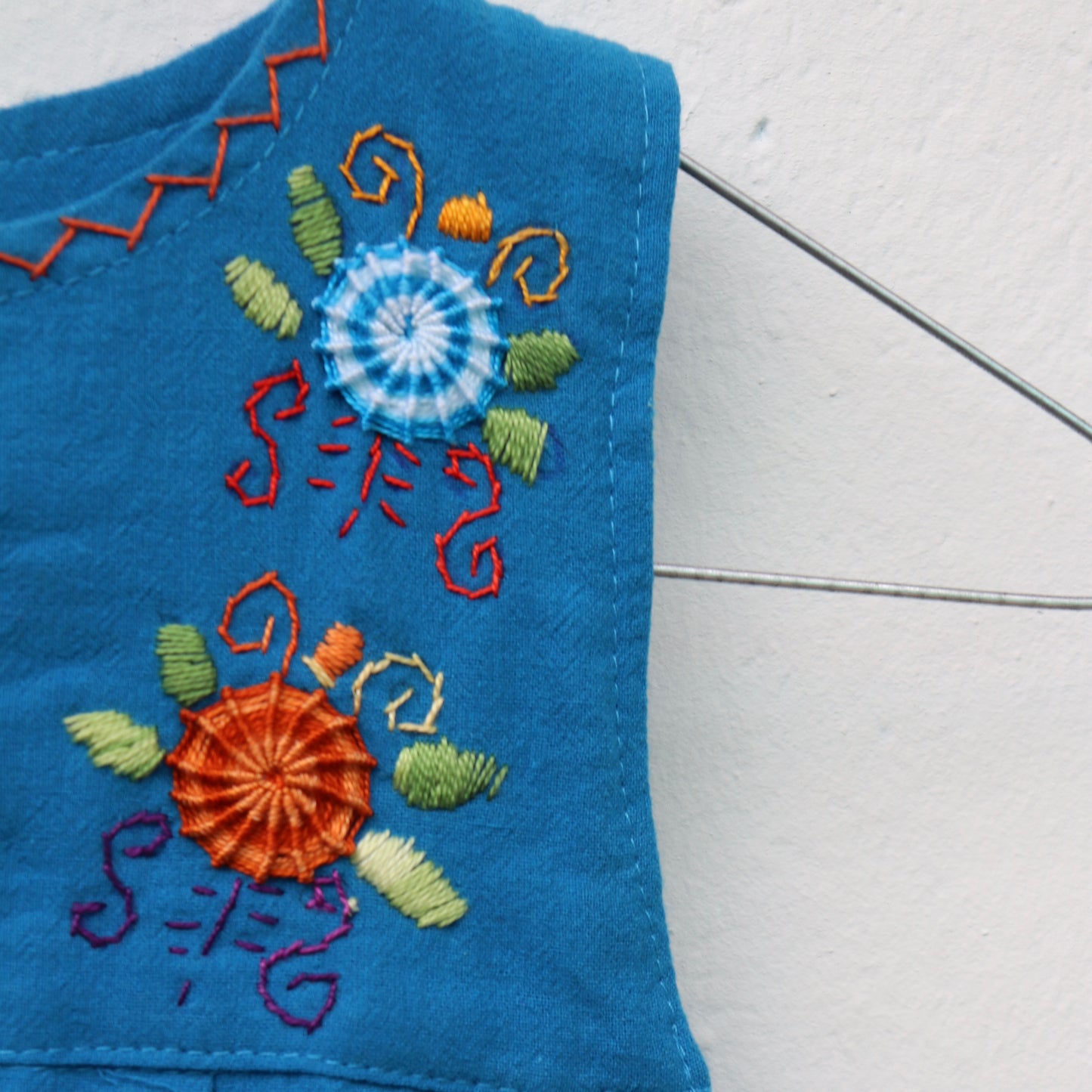Vestido infantil bordado a mano – Diseño de flores silvestres guatemaltecas