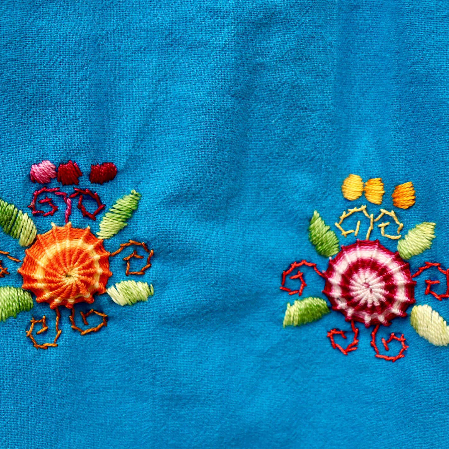 Vestido infantil bordado a mano – Diseño de flores silvestres guatemaltecas