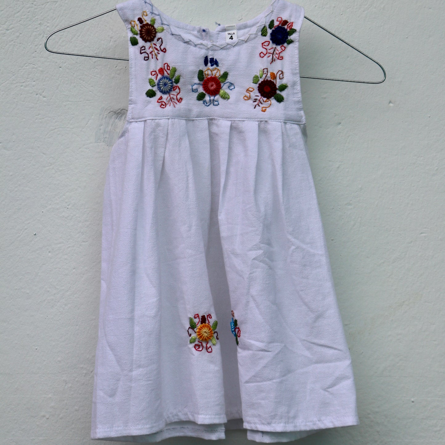 Vestido infantil bordado a mano – Diseño de flores silvestres guatemaltecas