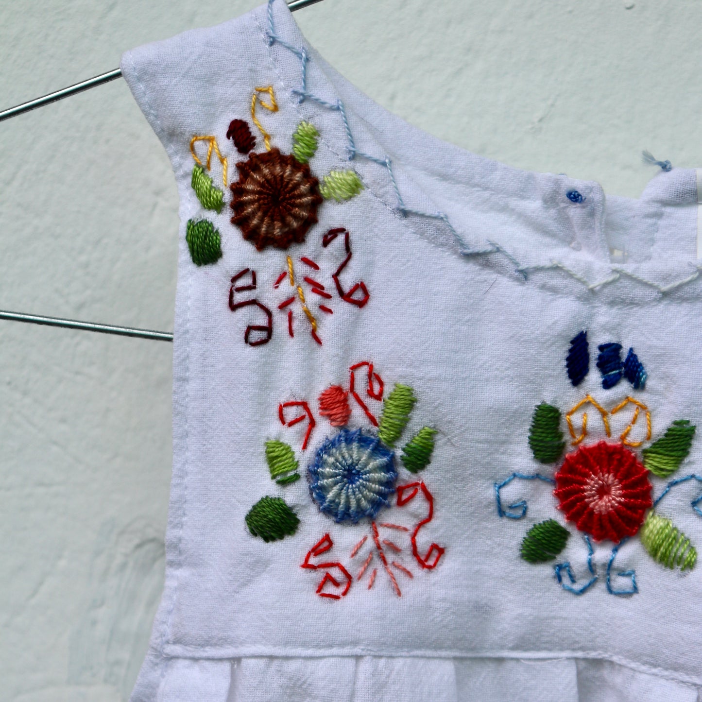 Vestido infantil bordado a mano – Diseño de flores silvestres guatemaltecas