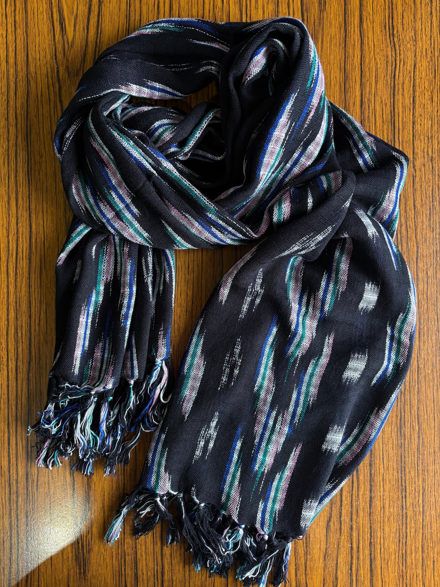 Écharpe en jaspe indigo tissée à la main – Teinte naturellement et élégante