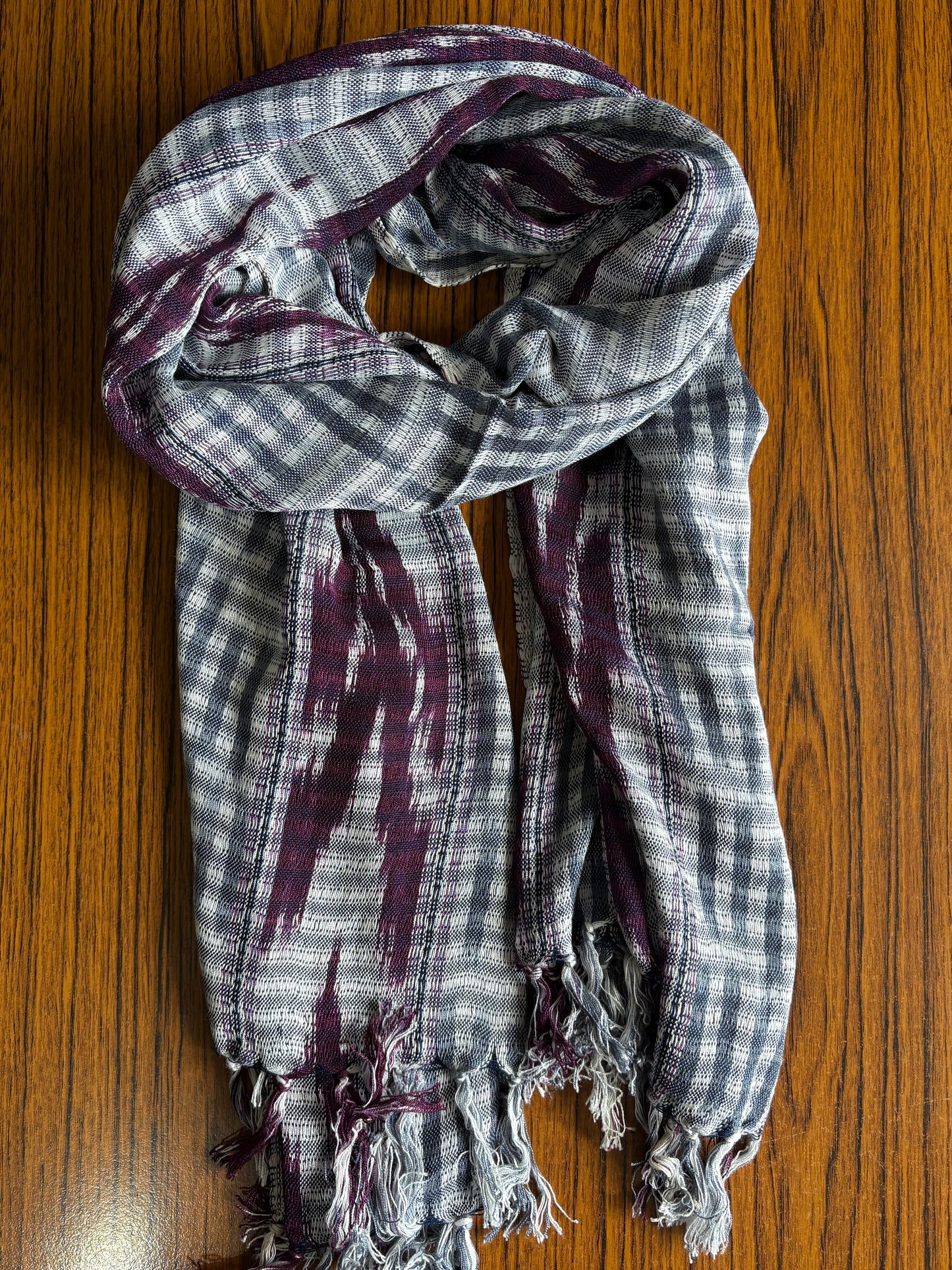 Écharpe en jaspe indigo tissée à la main – Teinte naturellement et élégante