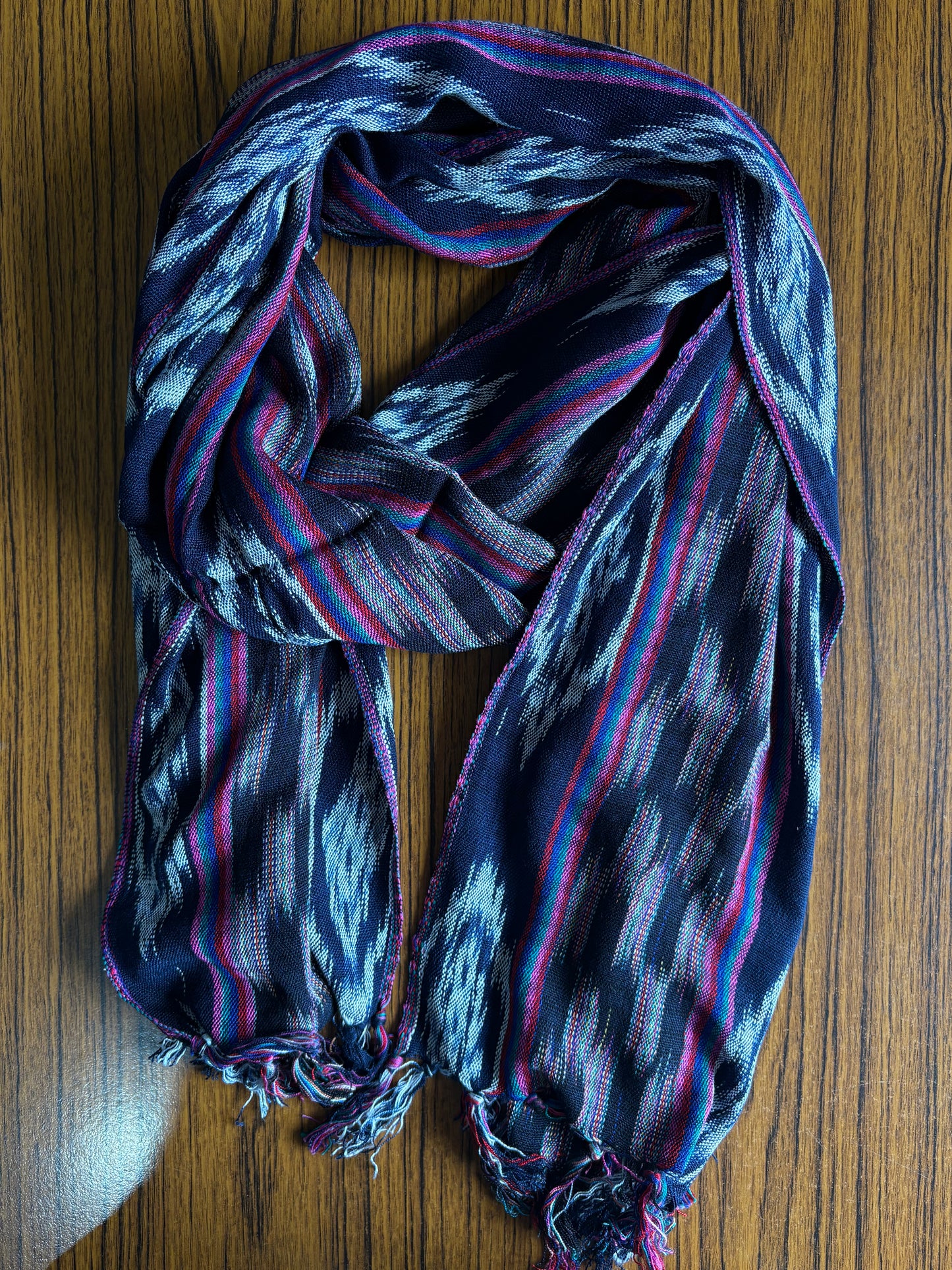 Écharpe en jaspe indigo tissée à la main – Teinte naturellement et élégante