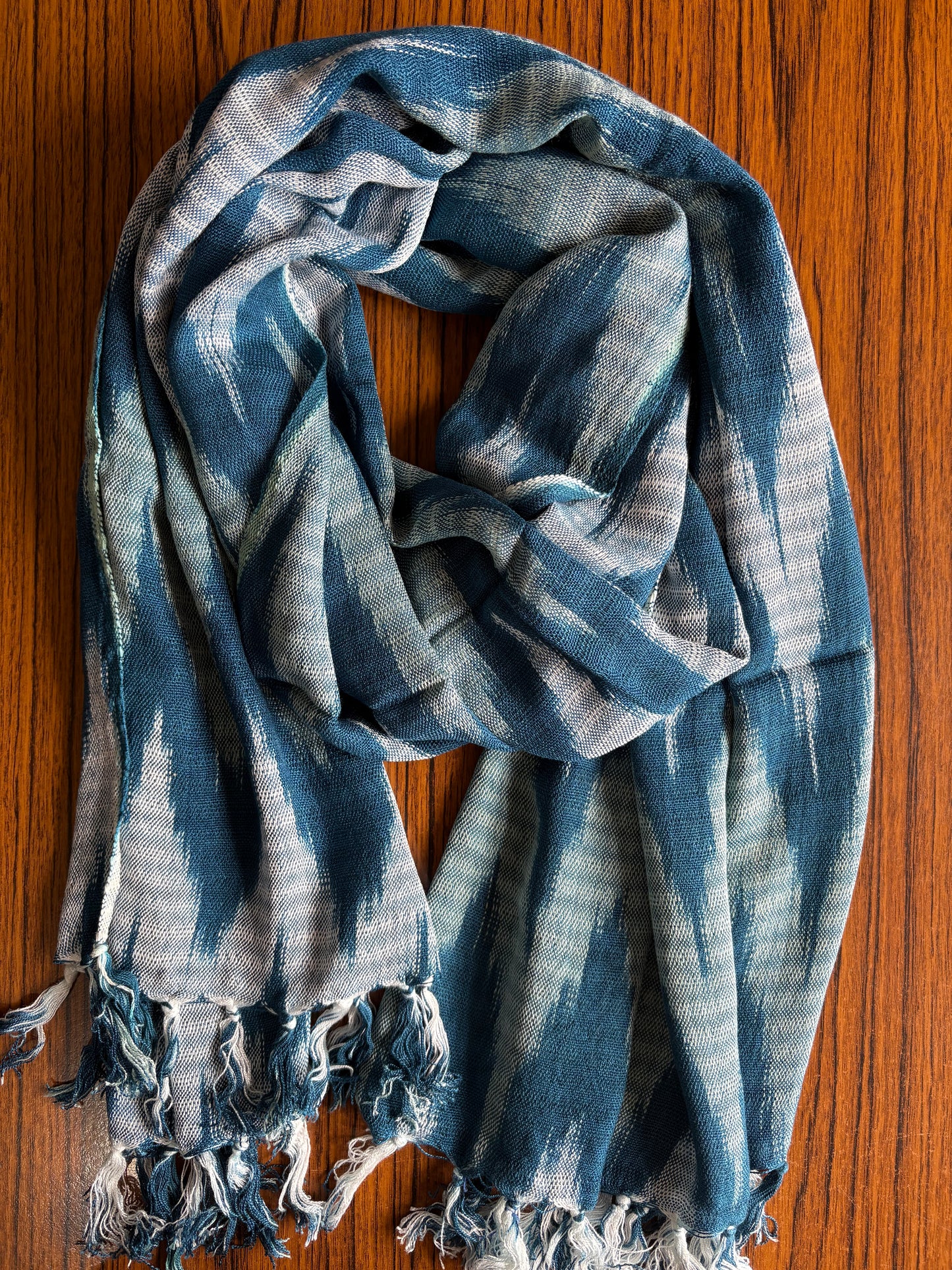 Écharpe en jaspe indigo tissée à la main – Teinte naturellement et élégante