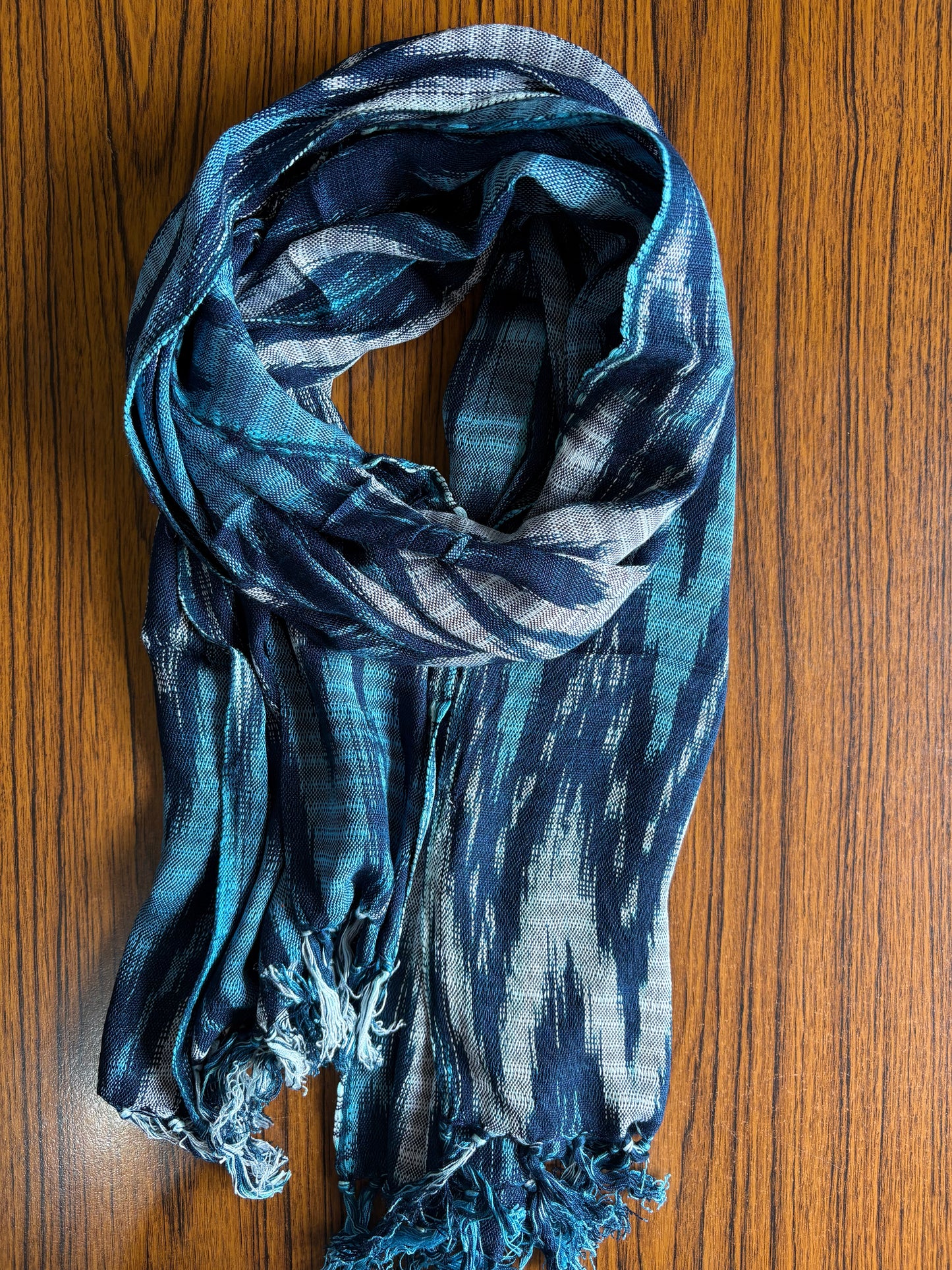 Écharpe en jaspe indigo tissée à la main – Teinte naturellement et élégante