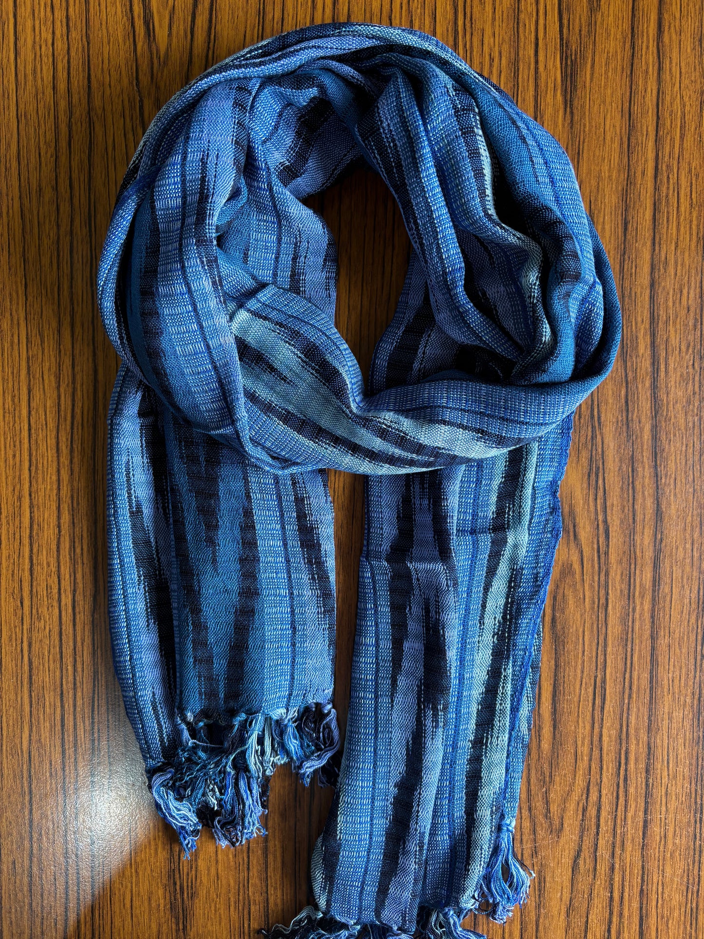 Écharpe en jaspe indigo tissée à la main – Teinte naturellement et élégante