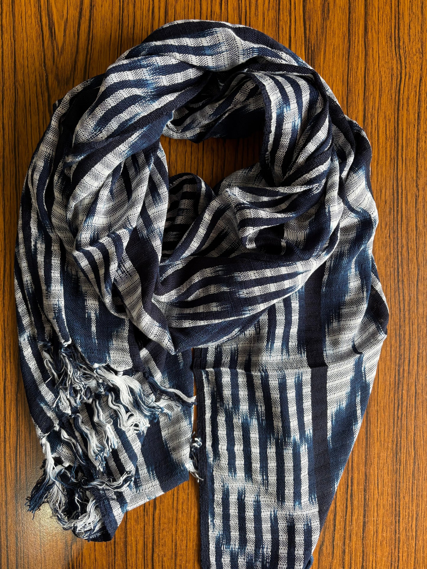 Écharpe en jaspe indigo tissée à la main – Teinte naturellement et élégante