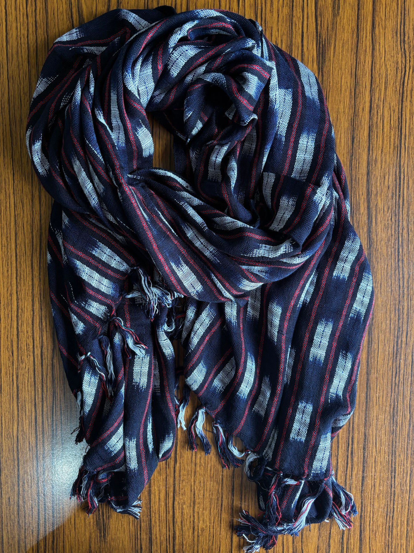 Écharpe en jaspe indigo tissée à la main – Teinte naturellement et élégante