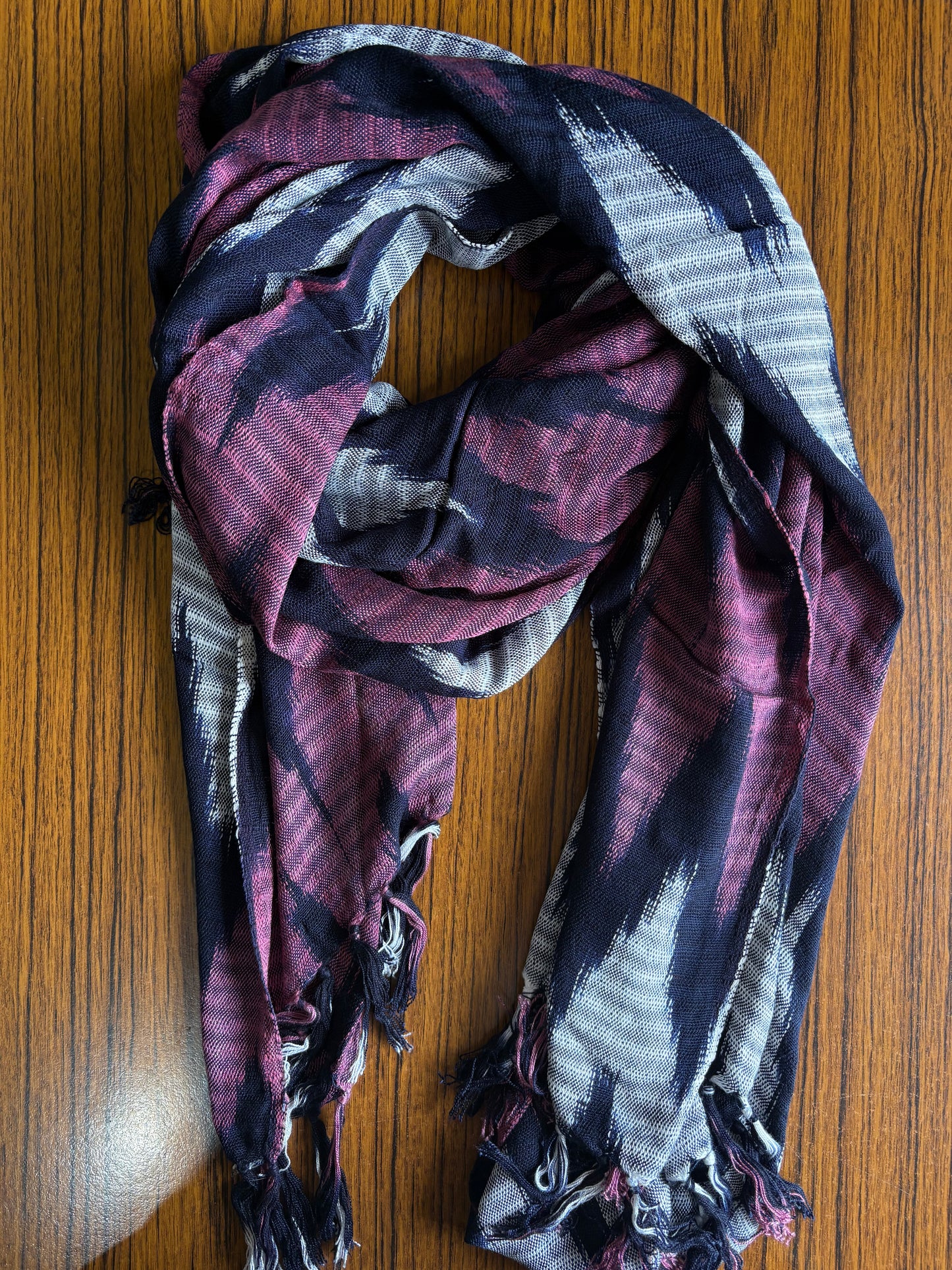 Écharpe en jaspe indigo tissée à la main – Teinte naturellement et élégante