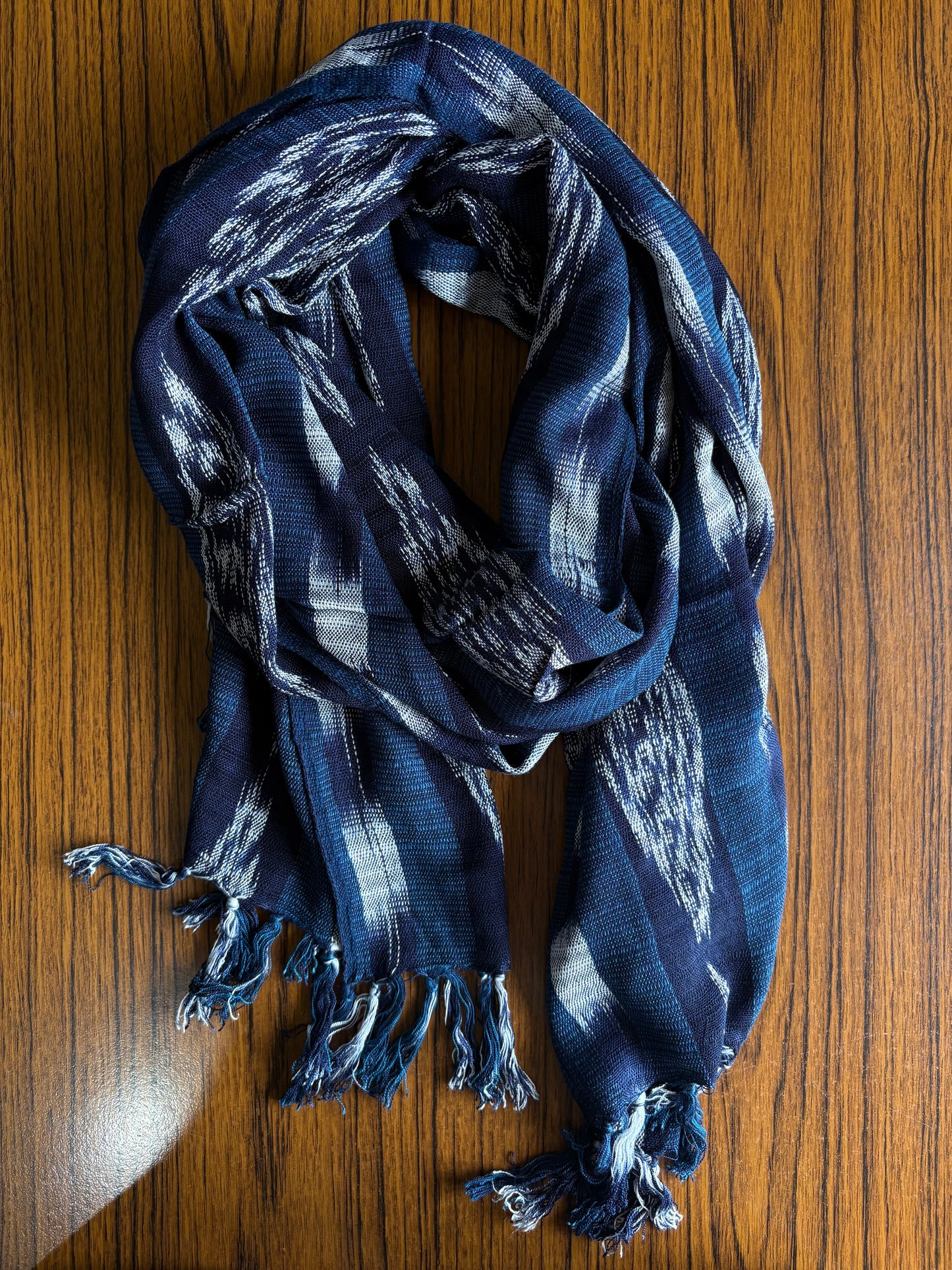 Écharpe en jaspe indigo tissée à la main – Teinte naturellement et élégante