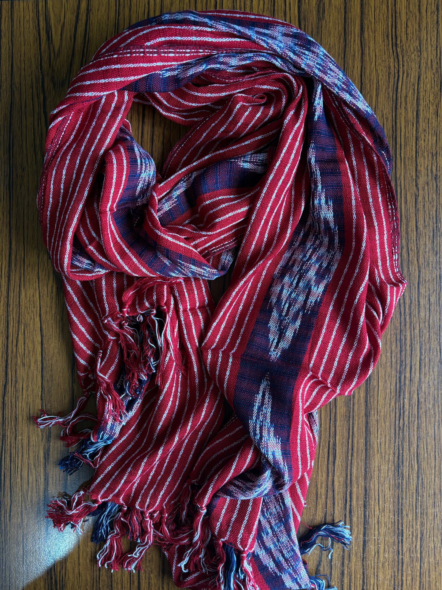 Écharpe en jaspe indigo tissée à la main – Teinte naturellement et élégante