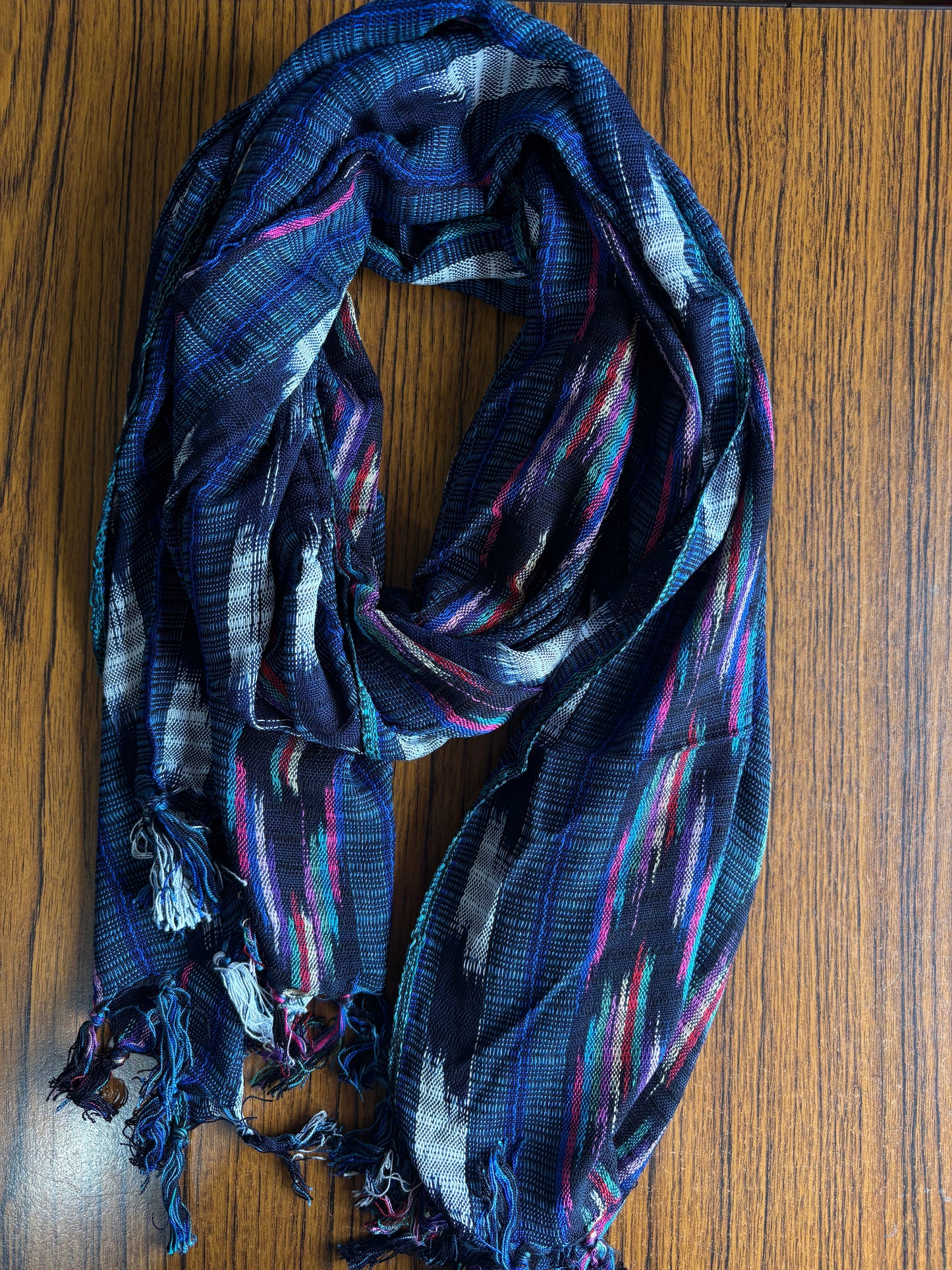Écharpe en jaspe indigo tissée à la main – Teinte naturellement et élégante