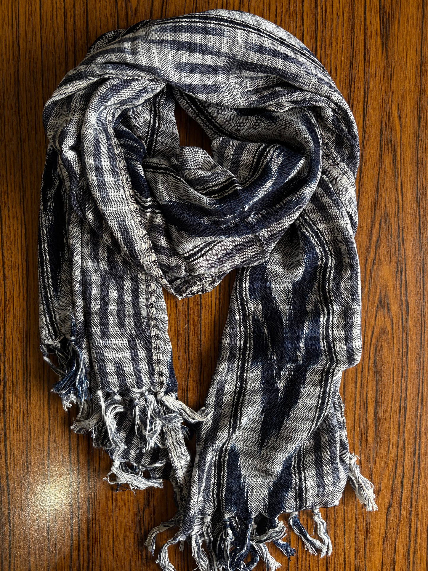 Écharpe en jaspe indigo tissée à la main – Teinte naturellement et élégante