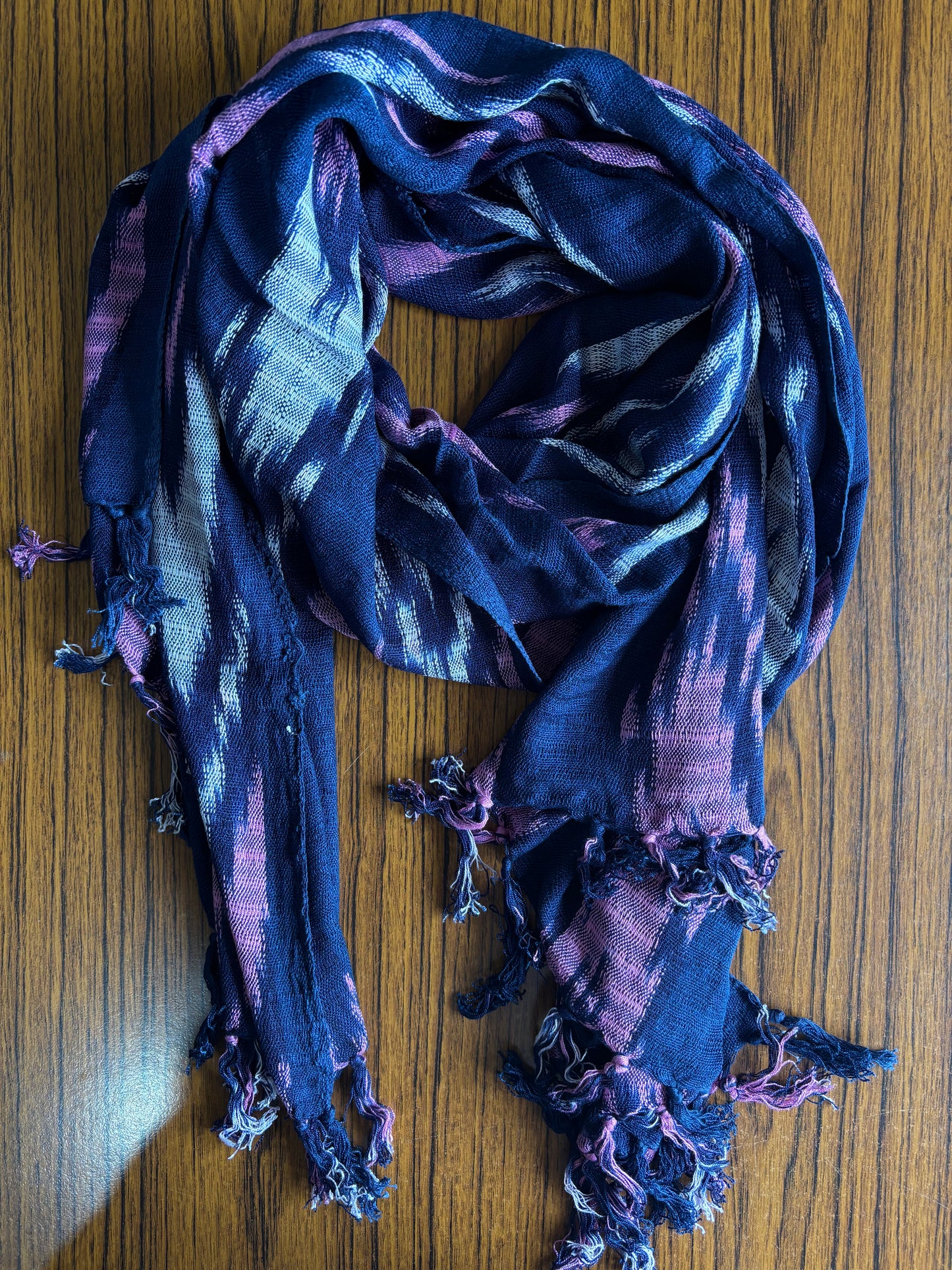 Écharpe en jaspe indigo tissée à la main – Teinte naturellement et élégante