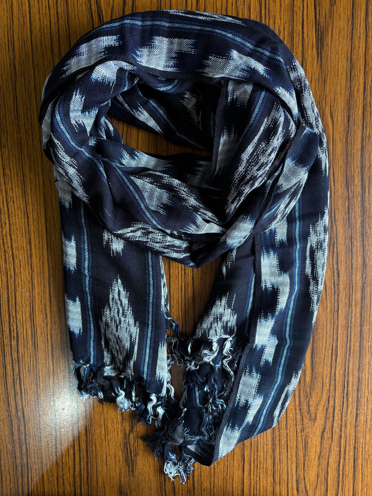Écharpe en jaspe indigo tissée à la main – Teinte naturellement et élégante