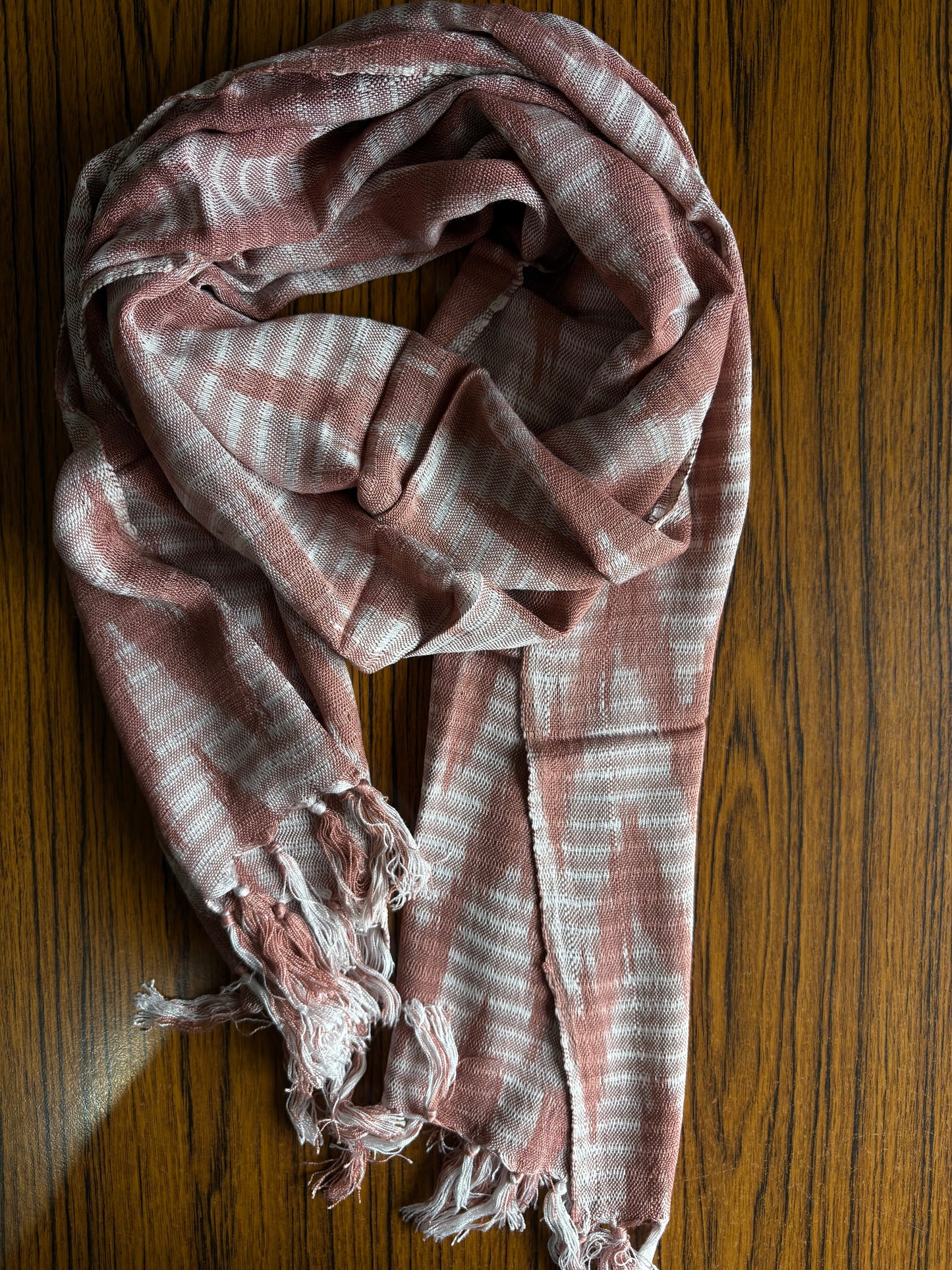 Écharpe en jaspe indigo tissée à la main – Teinte naturellement et élégante