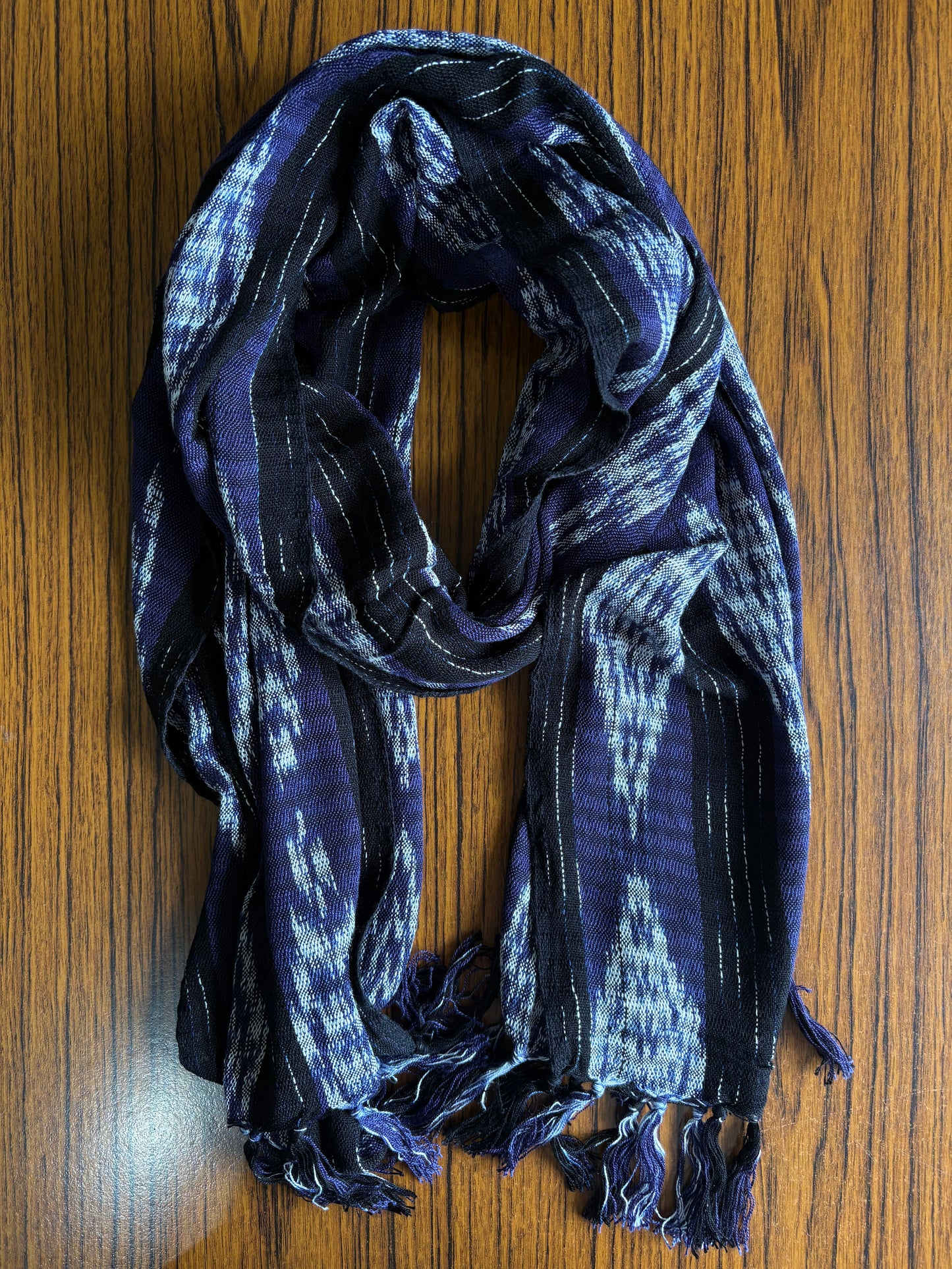 Écharpe en jaspe indigo tissée à la main – Teinte naturellement et élégante