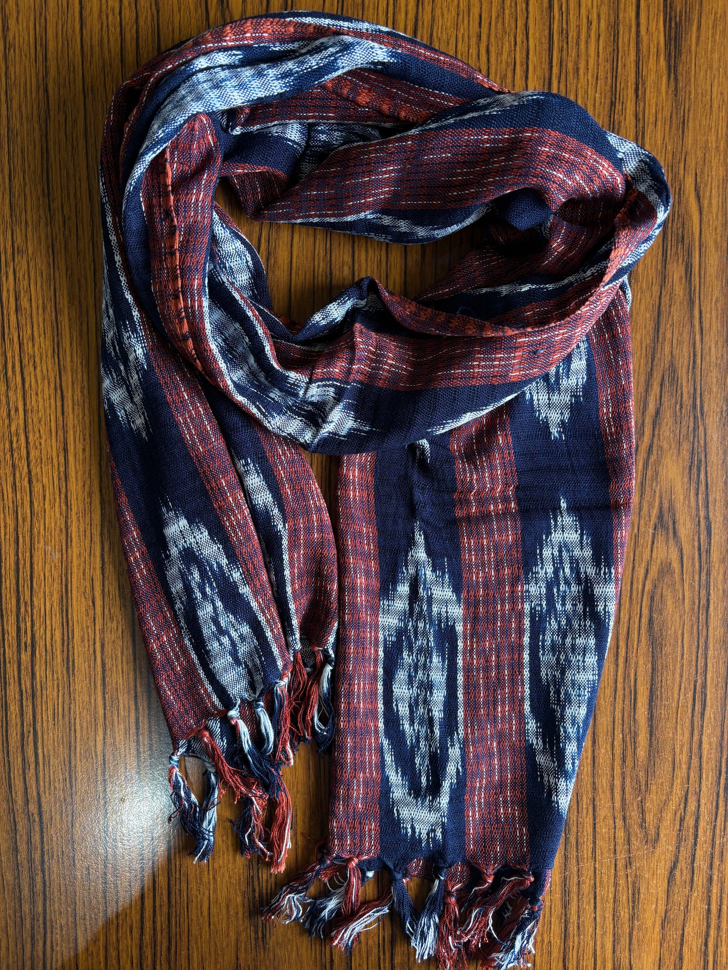 Écharpe en jaspe indigo tissée à la main – Teinte naturellement et élégante
