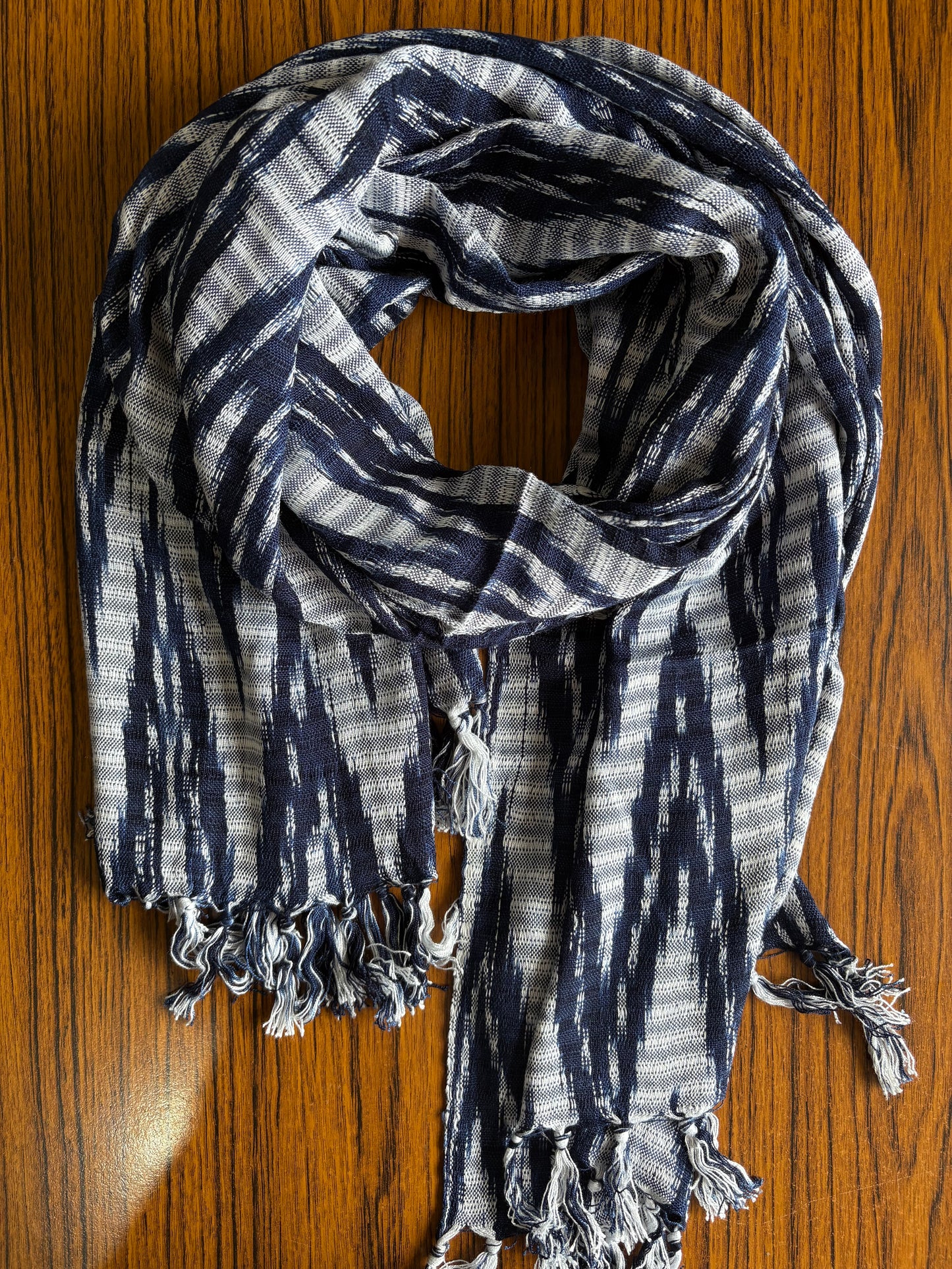 Écharpe en jaspe indigo tissée à la main – Teinte naturellement et élégante