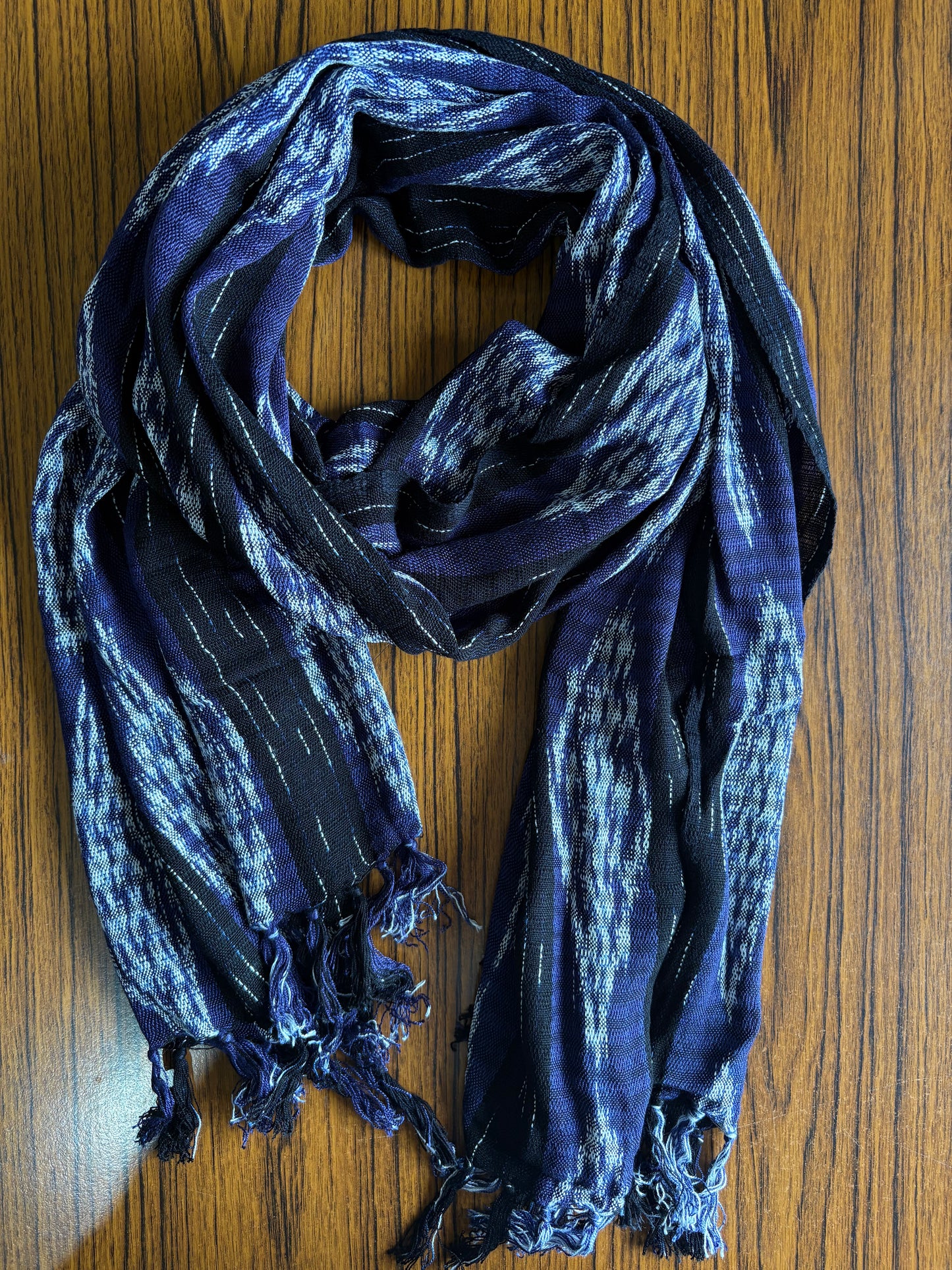 Écharpe en jaspe indigo tissée à la main – Teinte naturellement et élégante